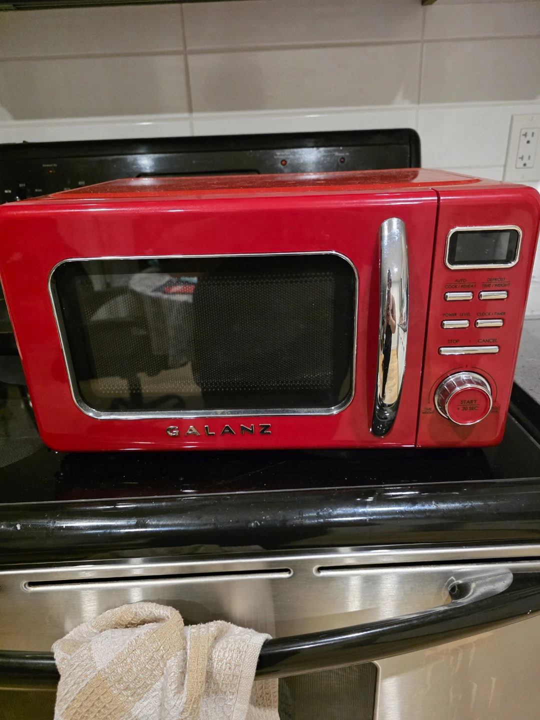 Galanz Retro Red  Microwave 0.7 cu ft - photo 2