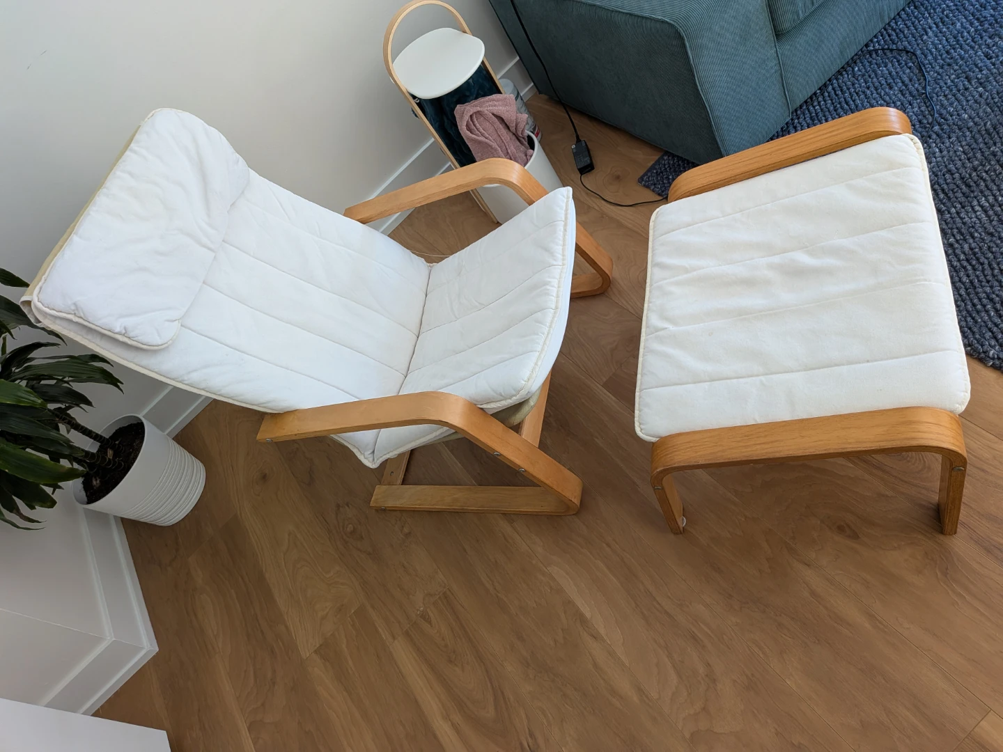 White Padded Lounge Chair with Ottoman - photo 4