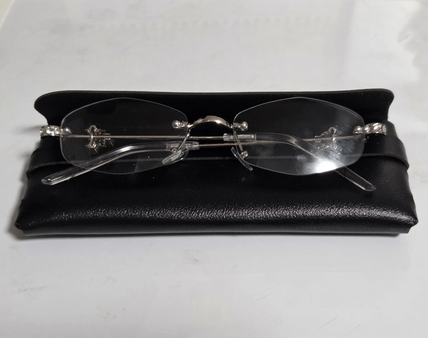 Rimless glasses with case