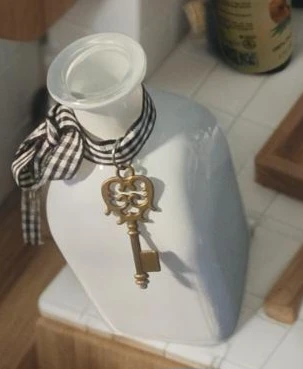 🥕Small White Decorative Vase with Key Charm - photo 2