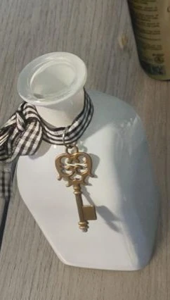 🥕Small White Decorative Vase with Key Charm - photo 3