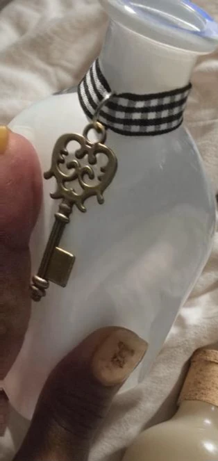🥕Small White Decorative Vase with Key Charm - photo 5