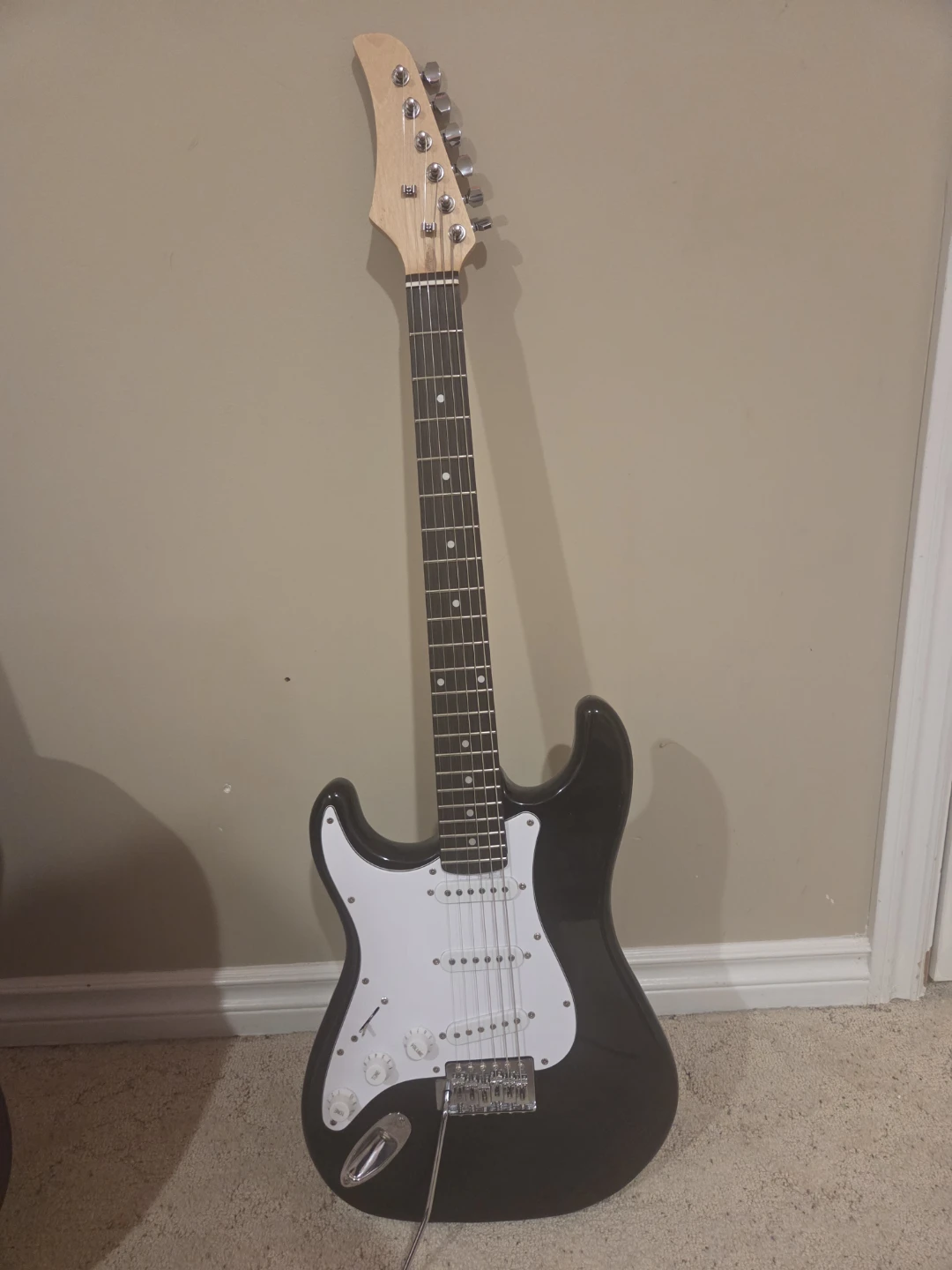Left handed Black stratocastor guitar with 2 amps