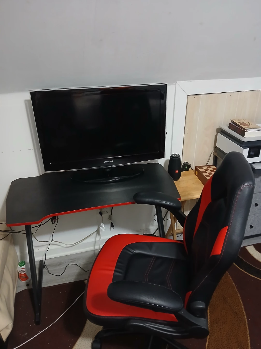 Gaming Chair -Table Red and Black + 32" Samsung TV