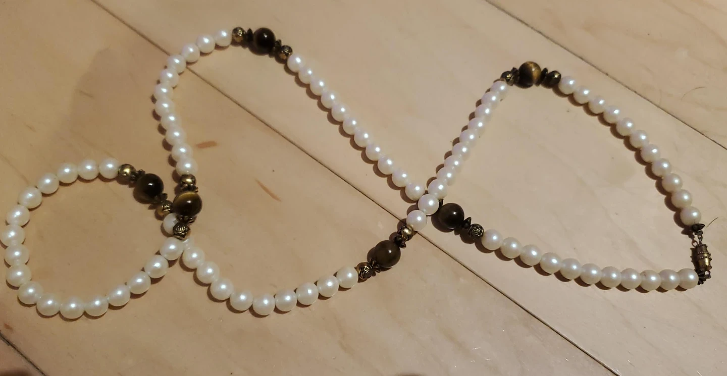Pearl Necklace with Tiger Eye Beads