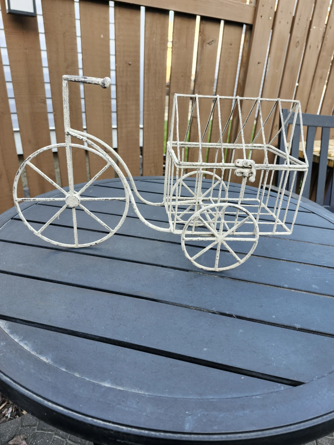 White wire tricycle planter basket - photo 2