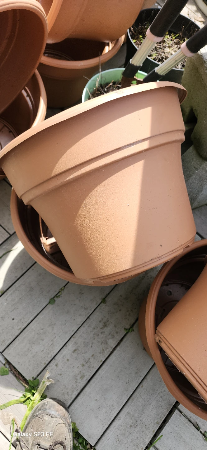 Terracotta Plastic Plant Pots. $4 EACH ONE - photo 2