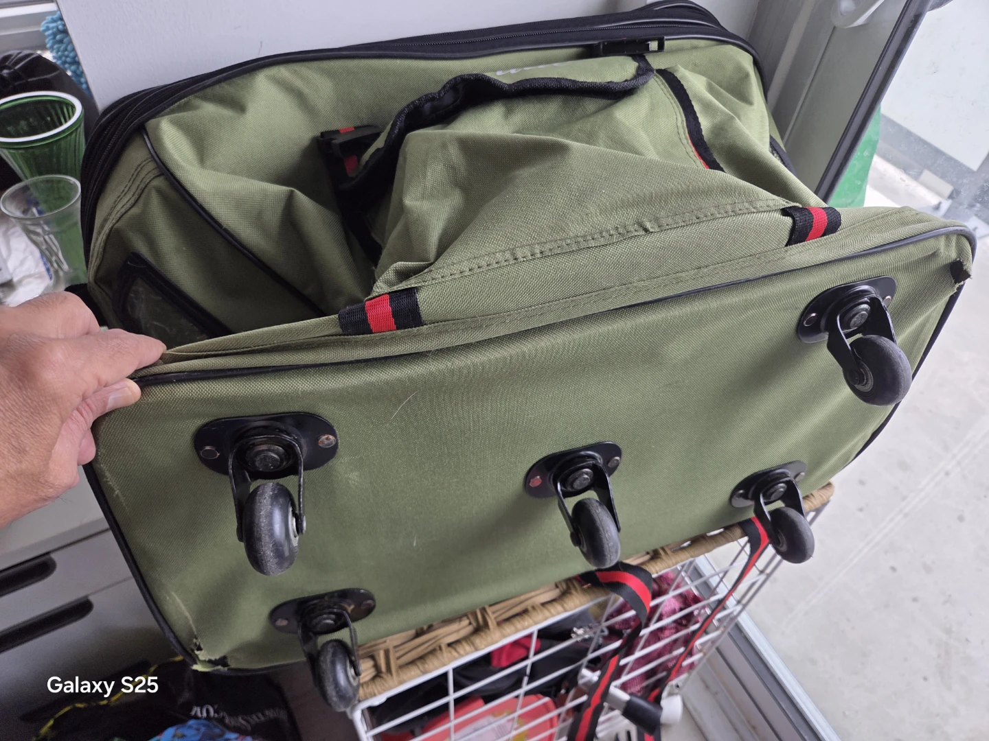 Bivouac green duffel bag with wheels - photo 4