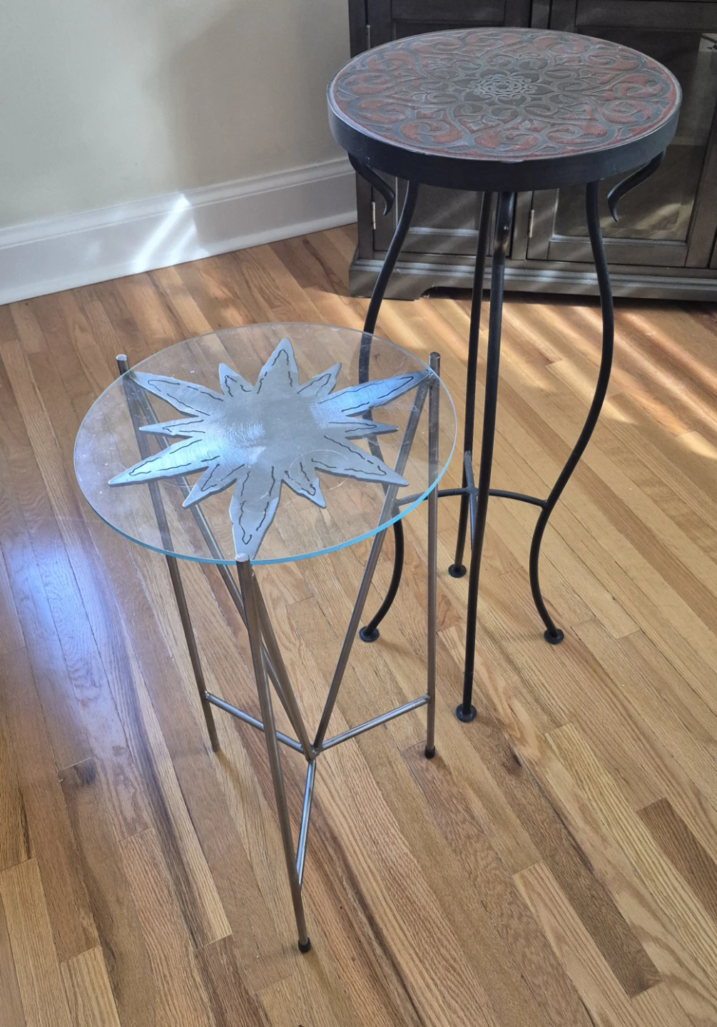 Round Accent Table with Decorative Metal Top - photo 3