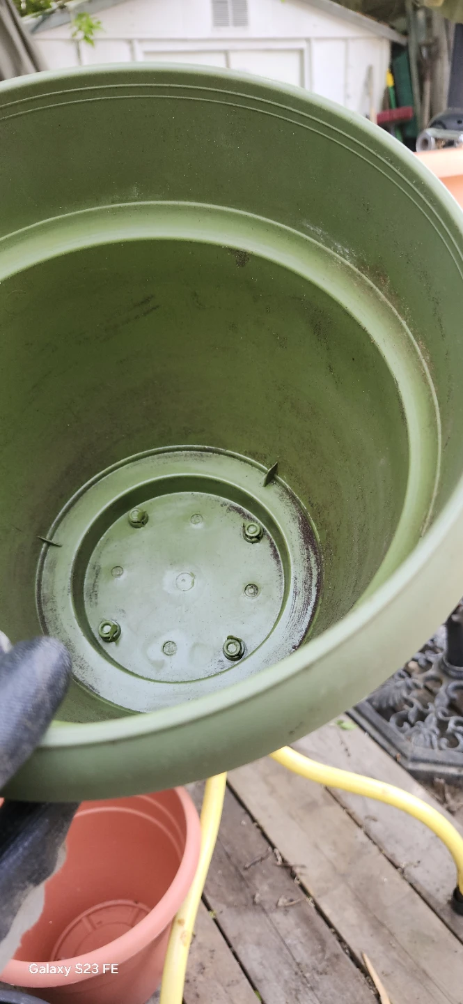 Green Plastic Planter Pot - photo 2