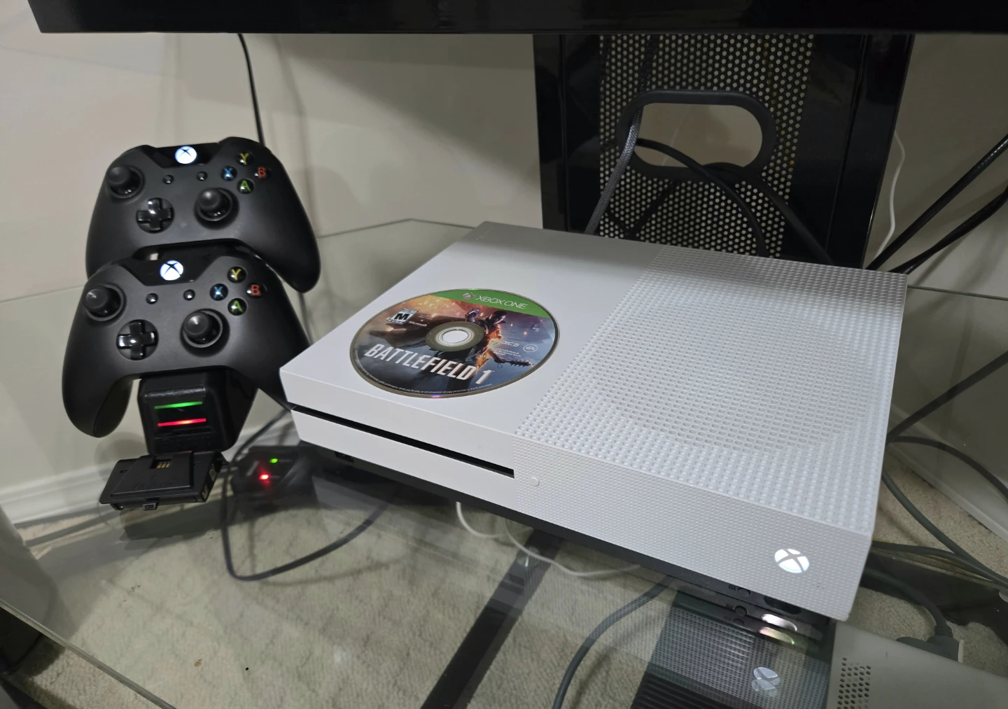 Xbox One S Bundle / 2 Controllers + Charge Dock + Battlefield 1 - photo 2