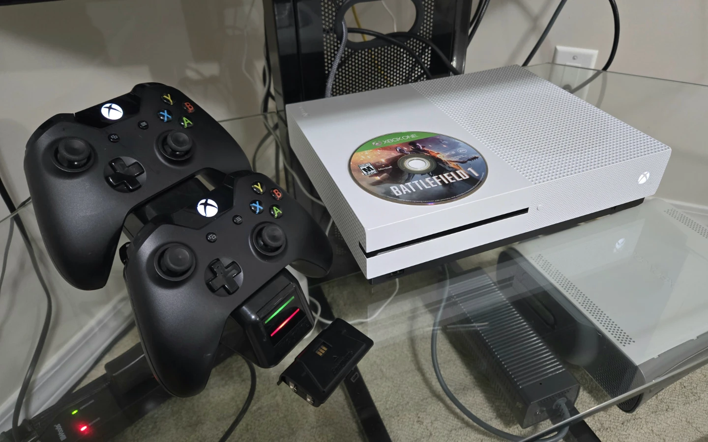 Xbox One S Bundle / 2 Controllers + Charge Dock + Battlefield 1 - photo 3
