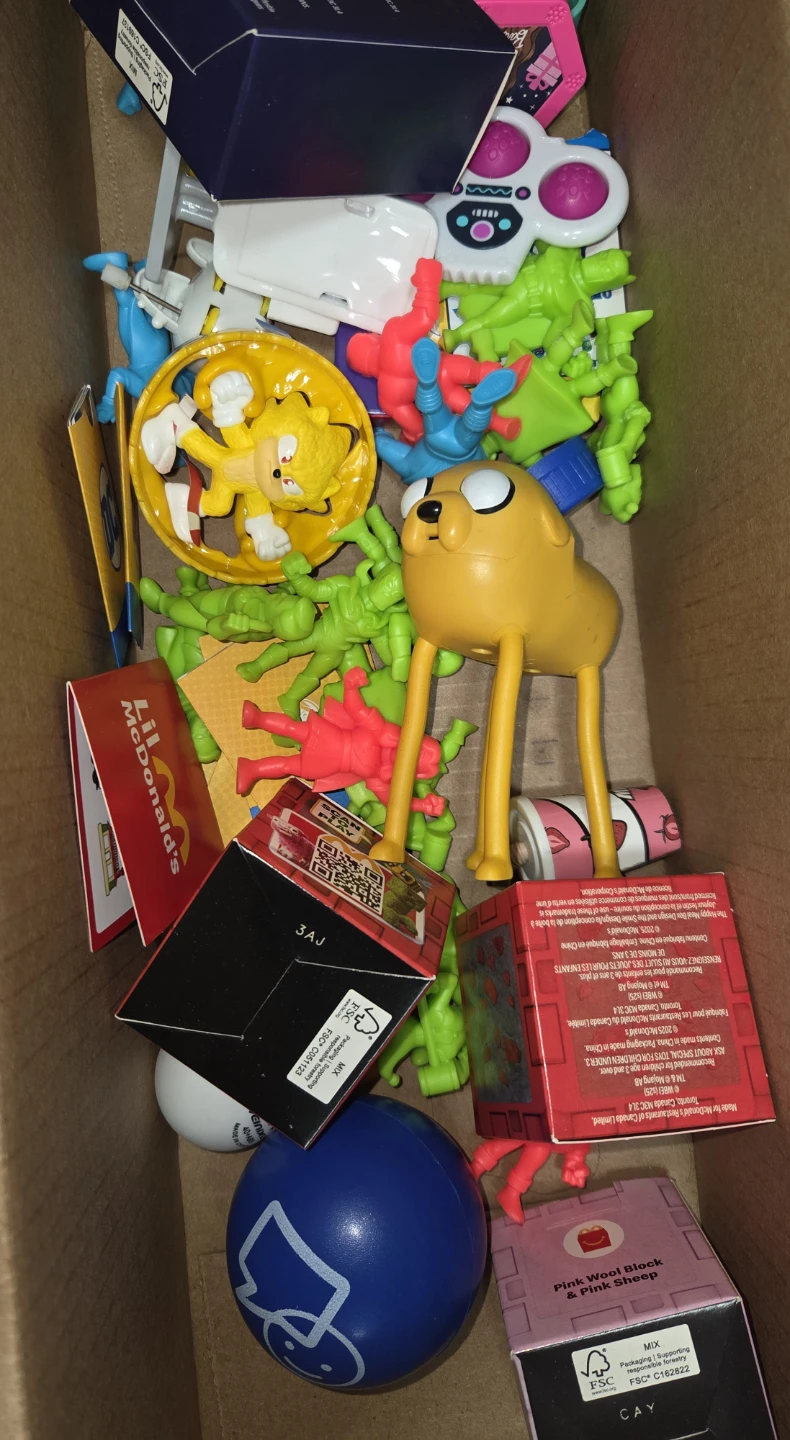 Free toys and trinkets - photo 2