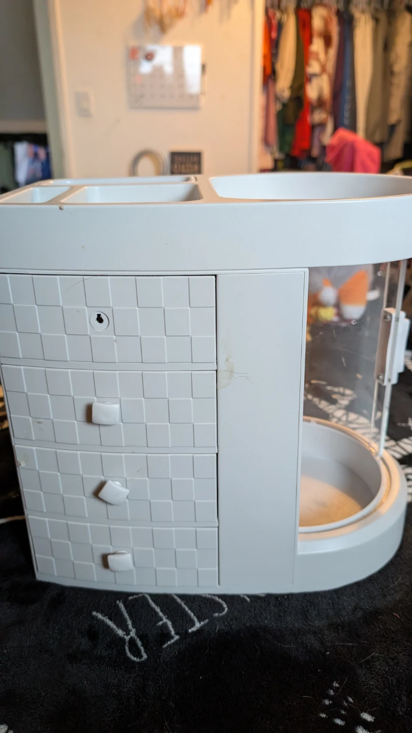 Cosmetics organizer