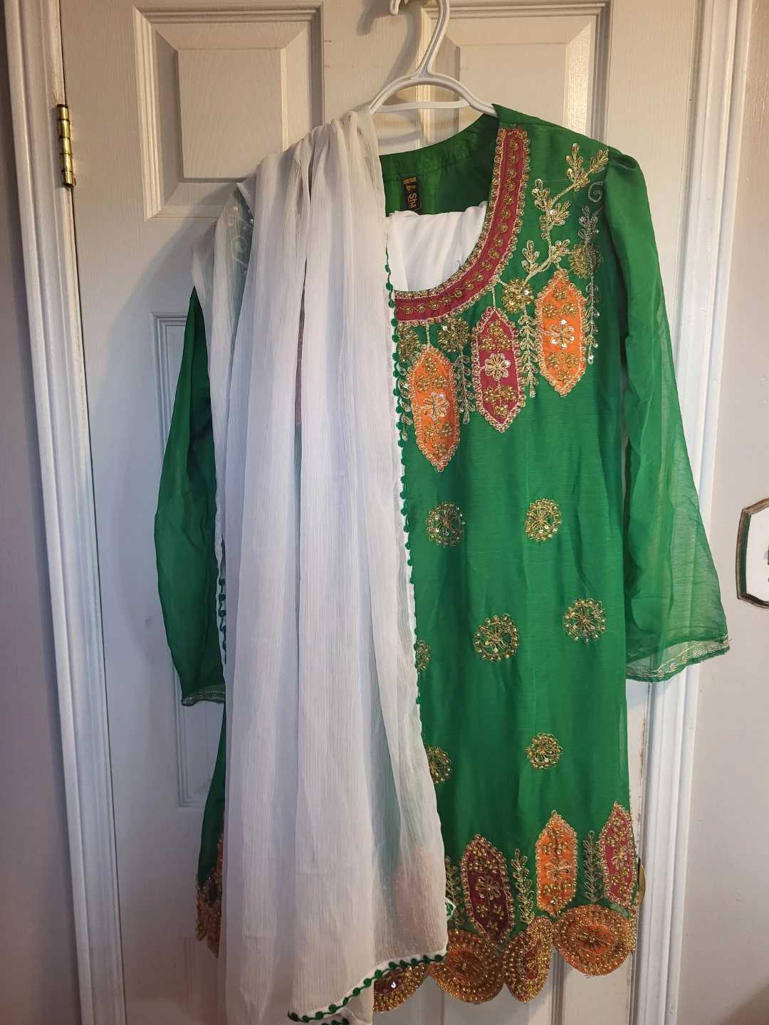 Green Embroidered Kameez with White Dupatta - photo 2