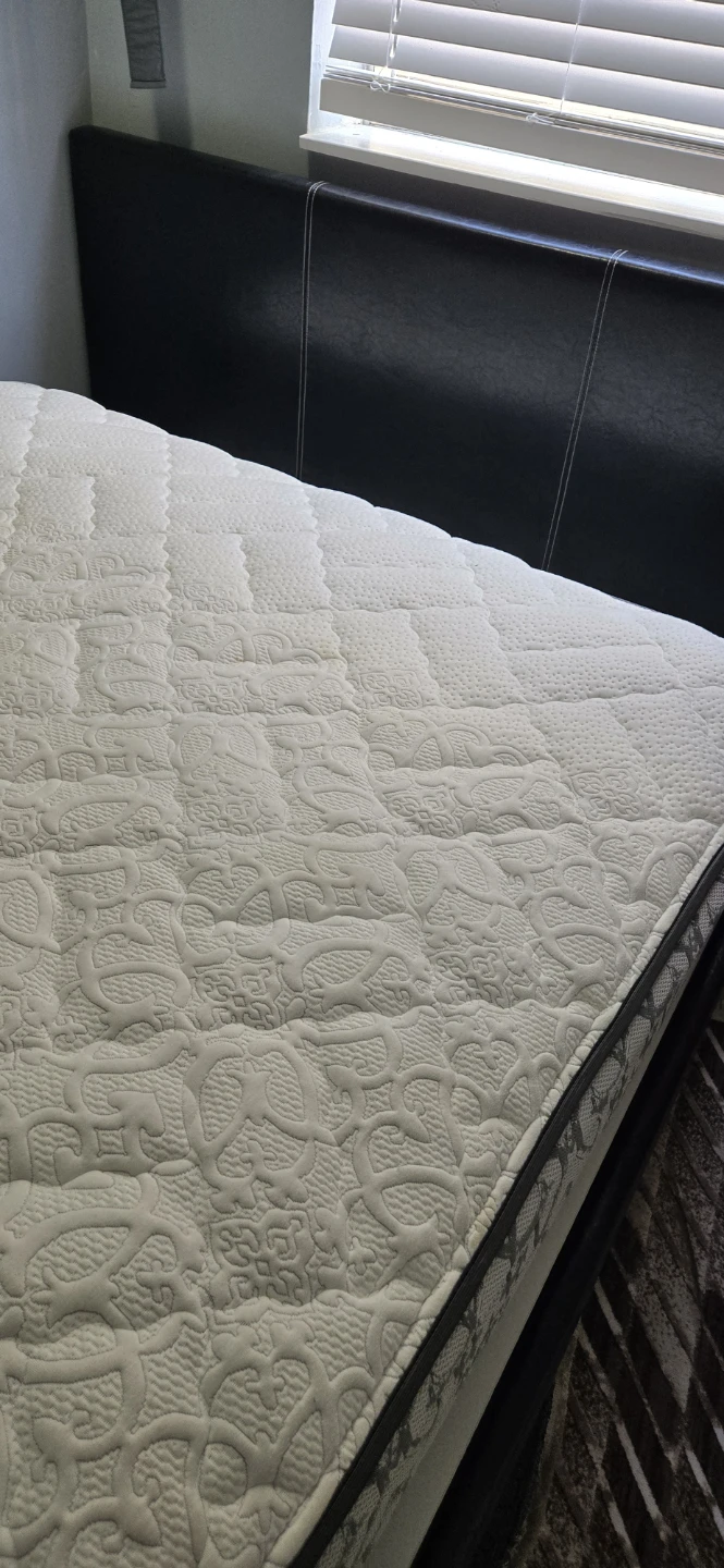 Queen size bed and white mattress on sale - photo 2