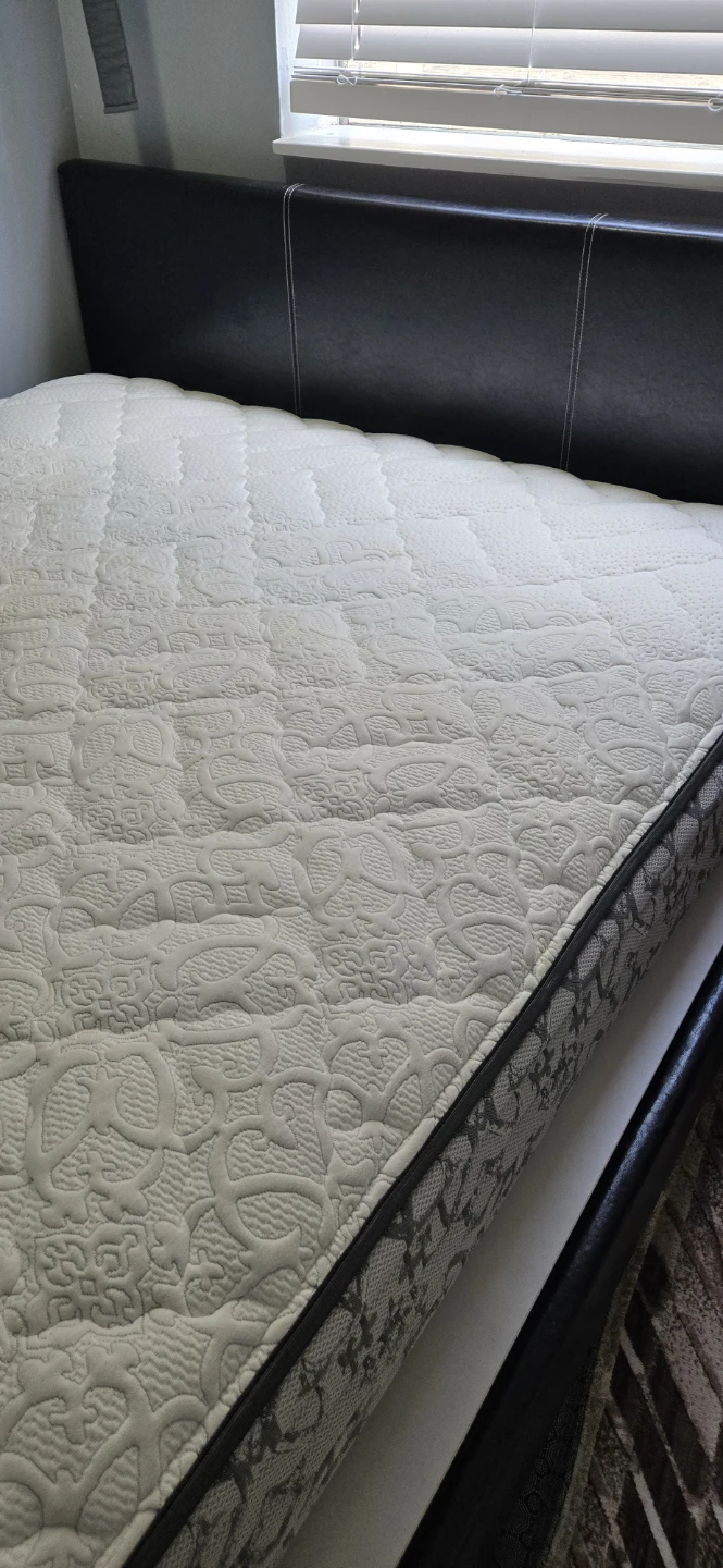 Queen size bed and white mattress on sale - photo 3