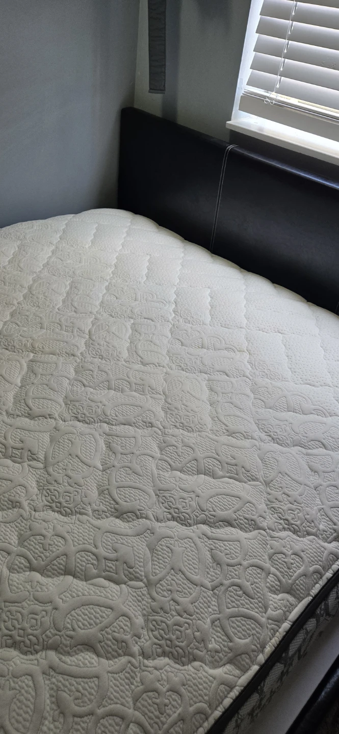Queen size bed and white mattress on sale - photo 4