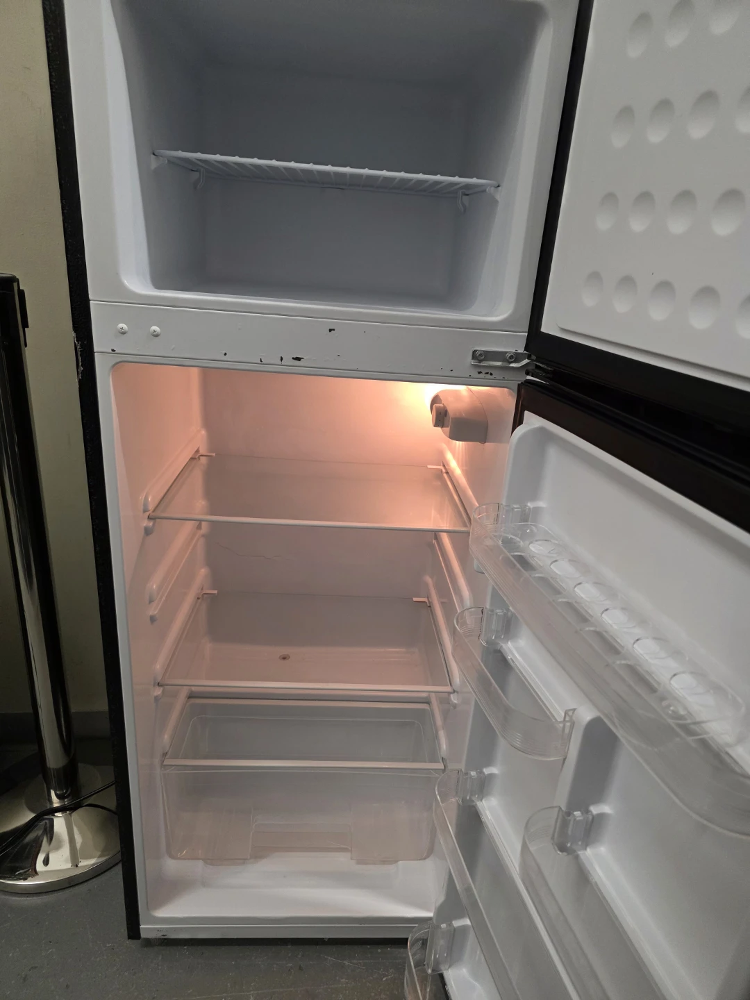 Frigidaire Top Freezer Refrigerator - photo 2