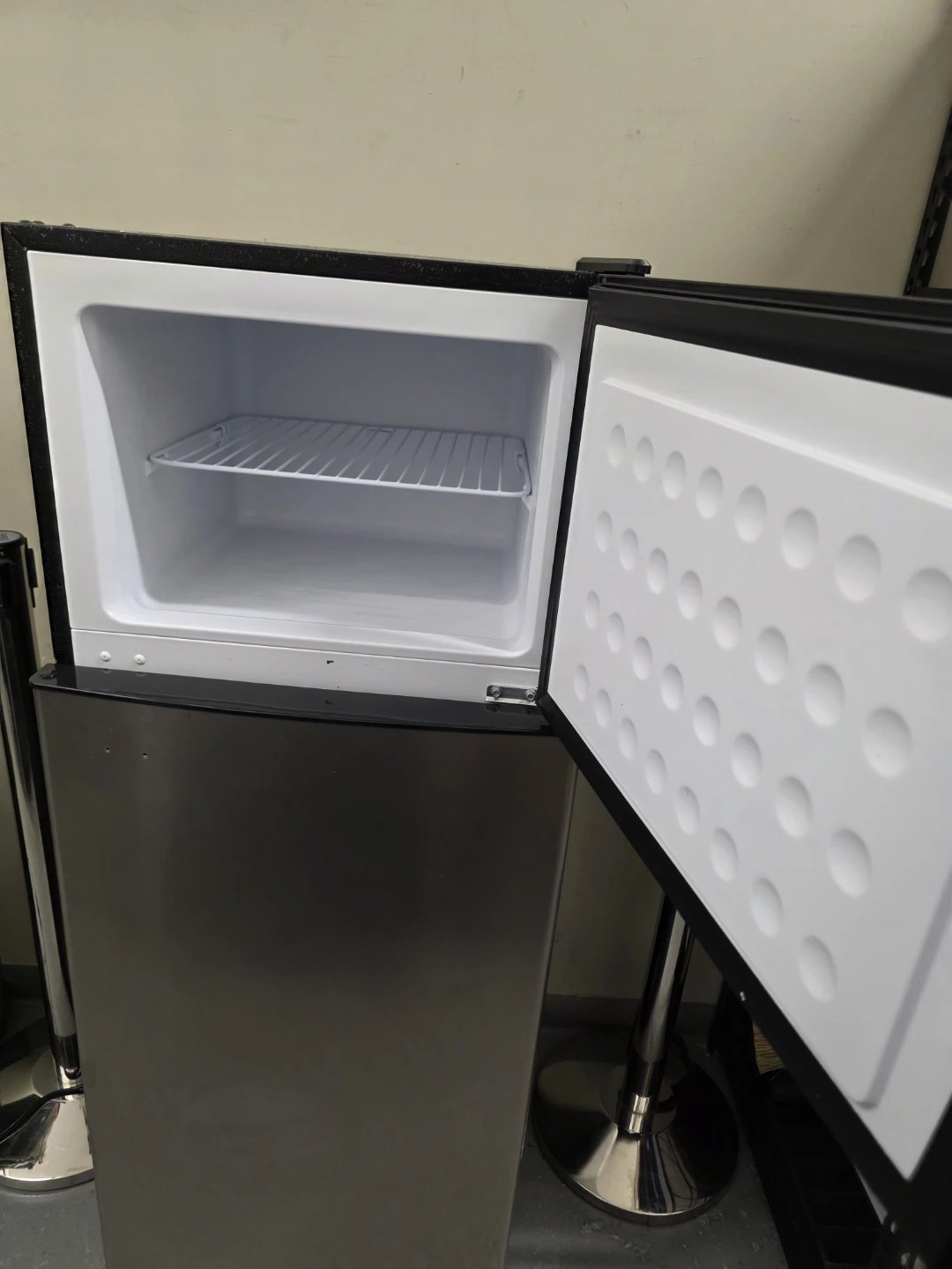 Frigidaire Top Freezer Refrigerator - photo 3