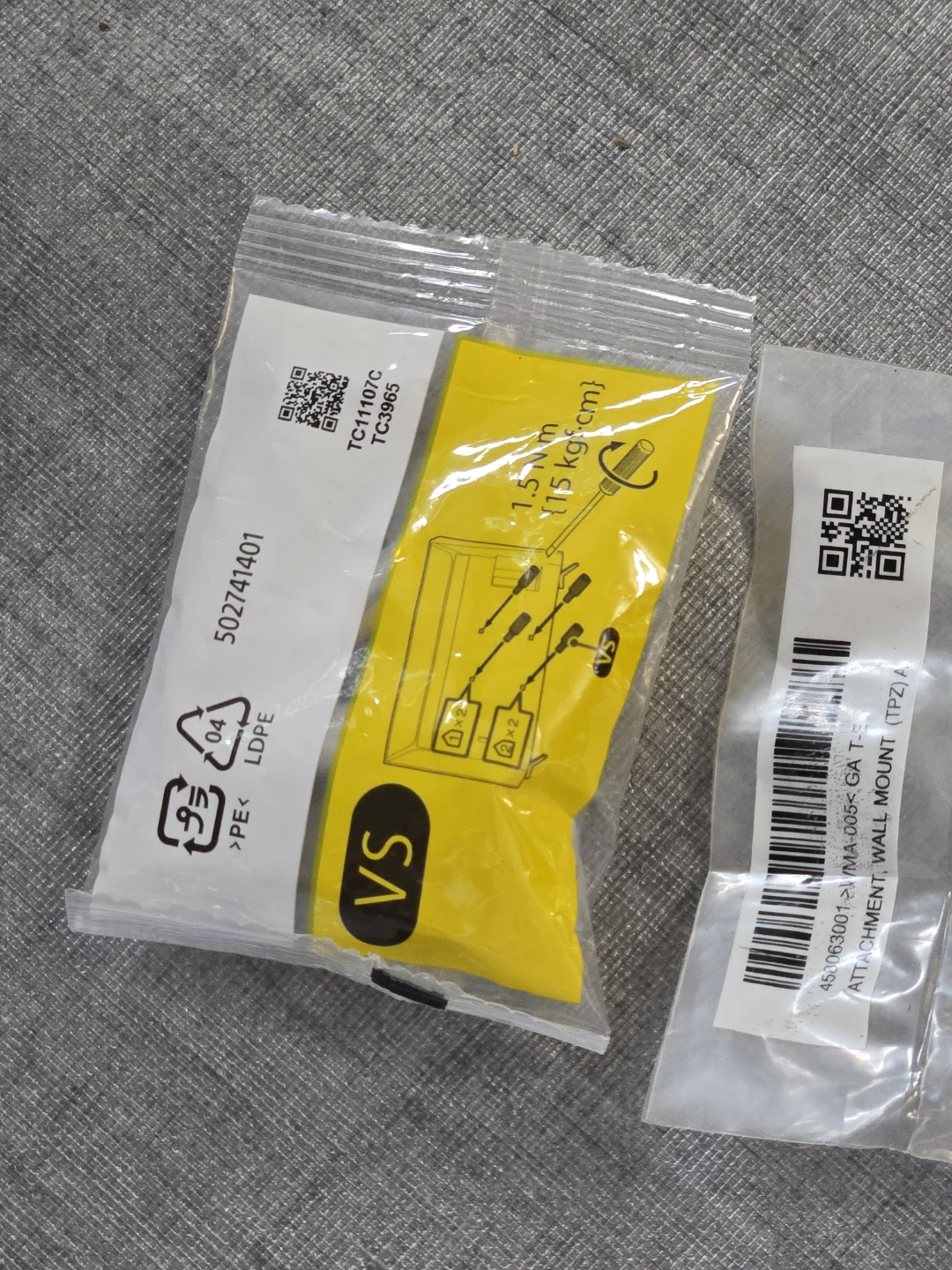 Screws with plugs - photo 2