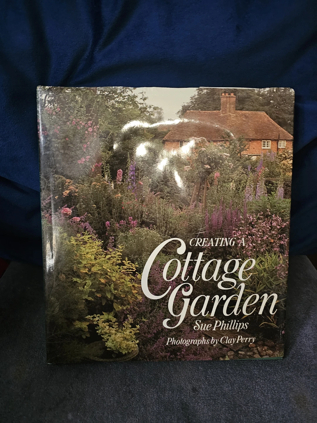 Creating a Cottage Garden by Sue Phillips Book