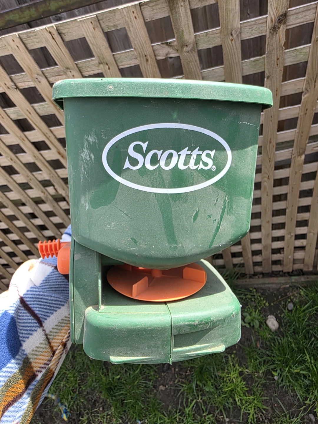 Scotts Turf Builder Lawn Spreader - photo 2