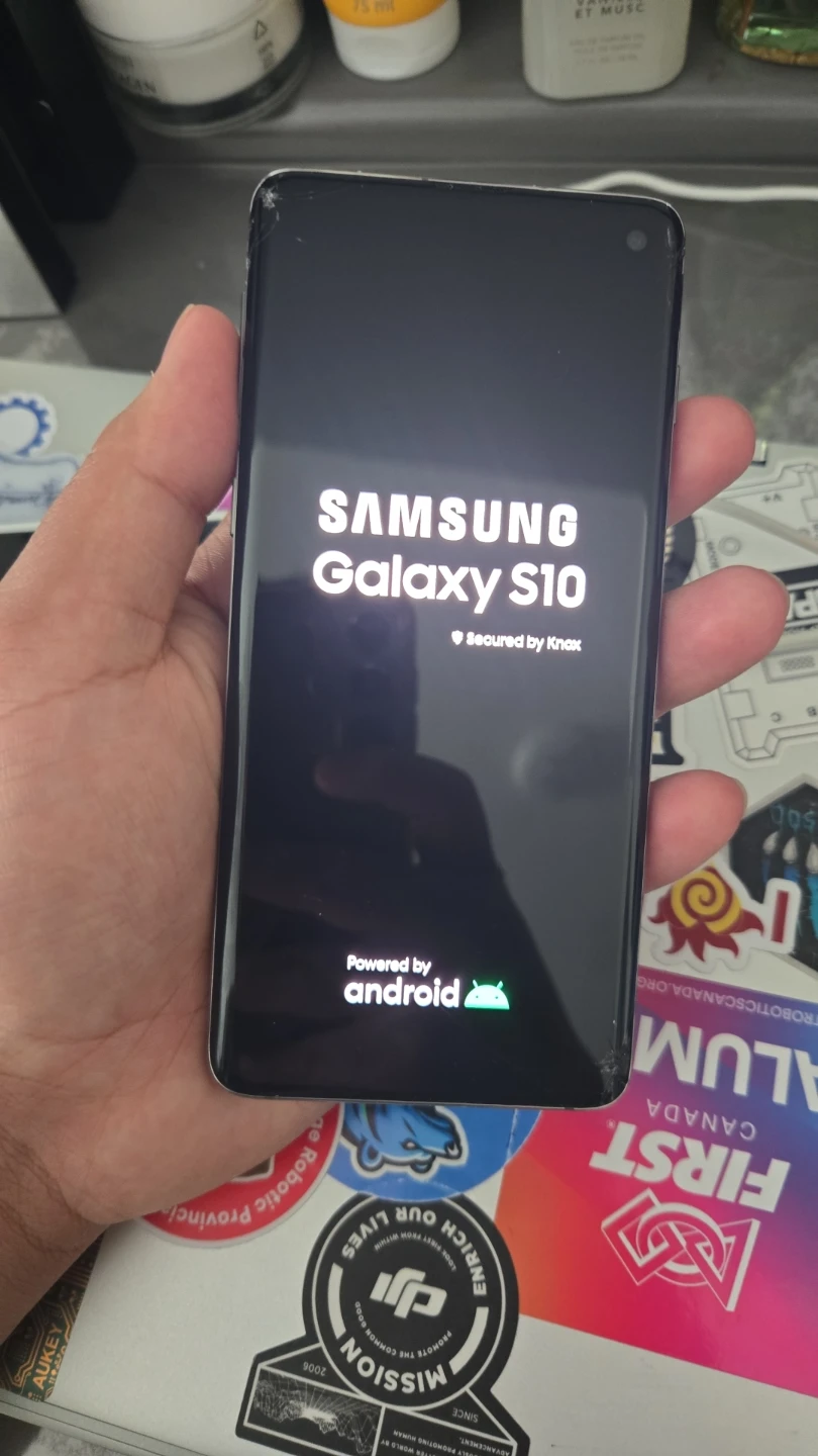 Samsung Galaxy S10 with cracks and oled dot - photo 2