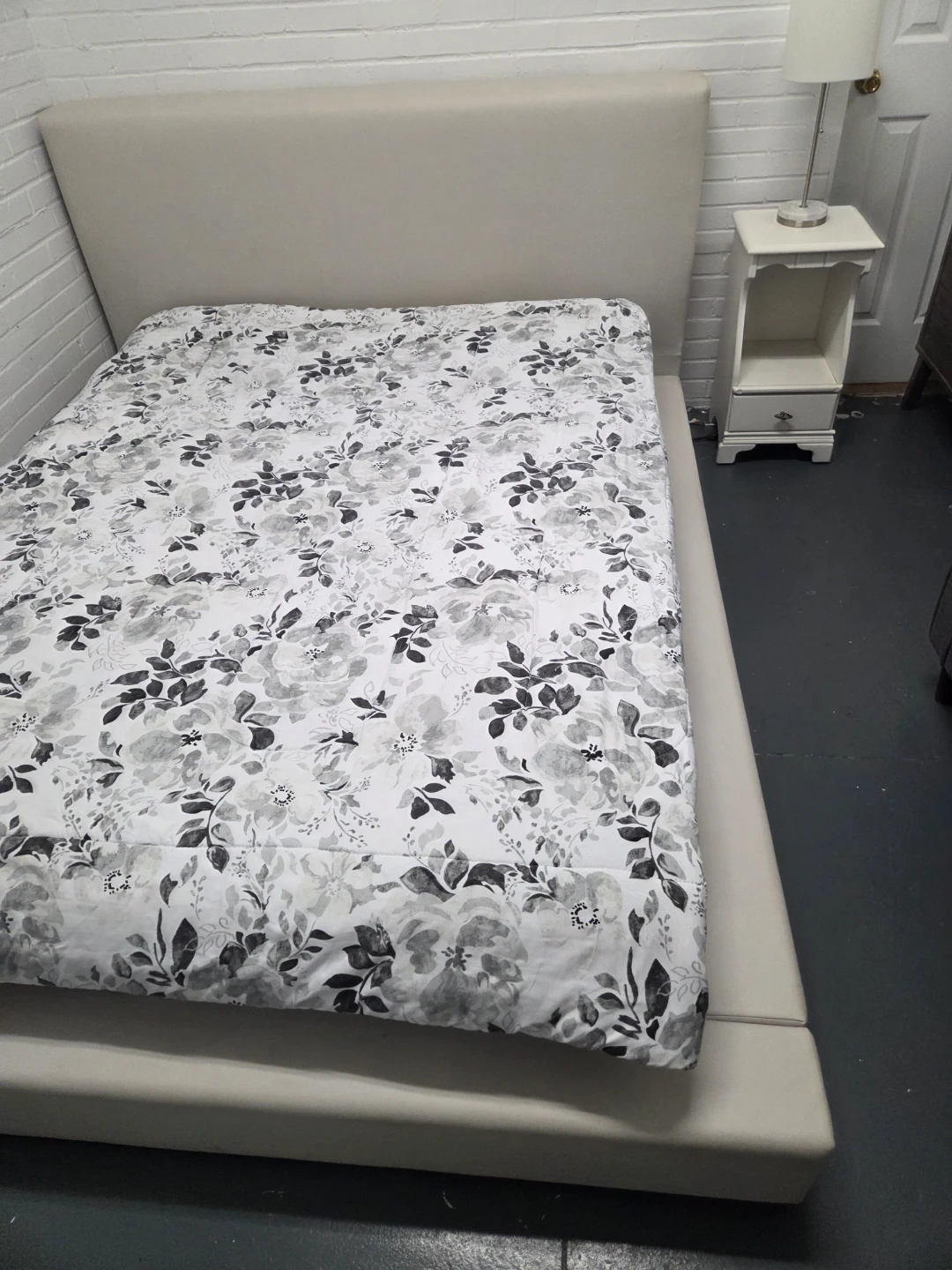 Platform Bed Frame with Headboard - Queen Size - photo 2