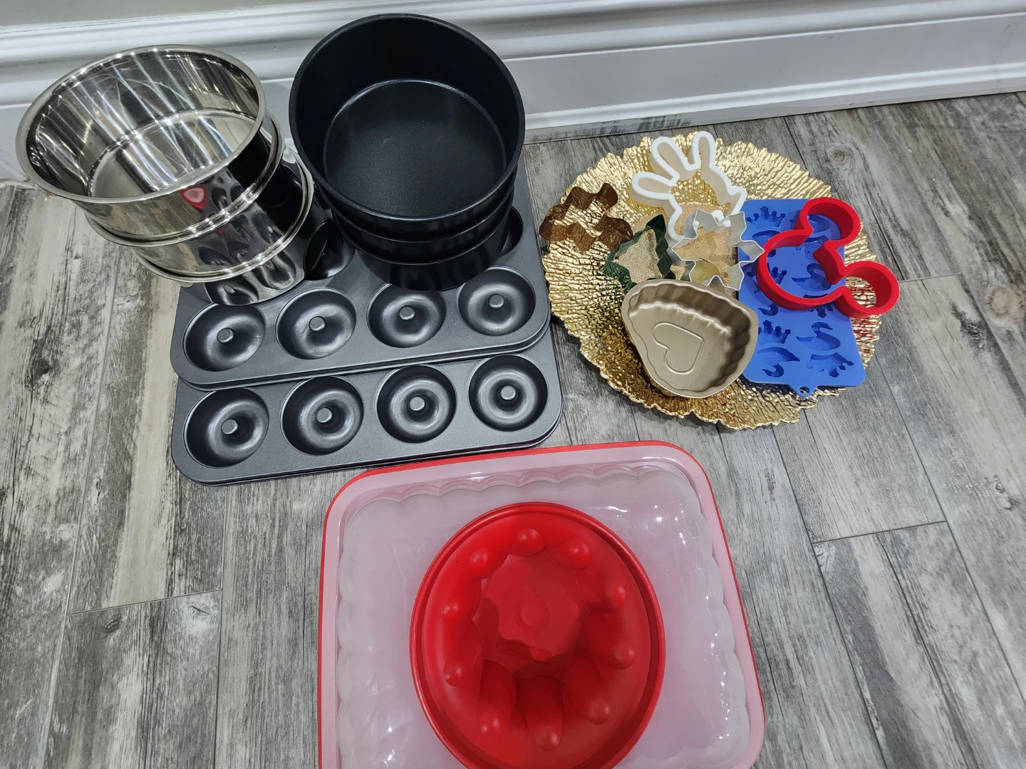 Baking Pan and Cookie Cutter Set - photo 2
