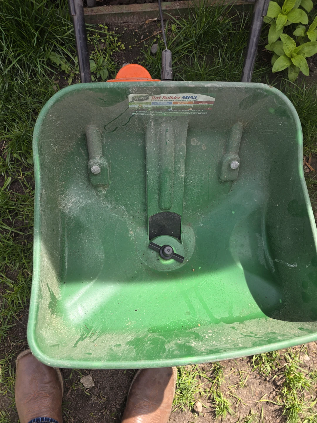 Scotts Turf Builder Lawn Spreader - photo 2
