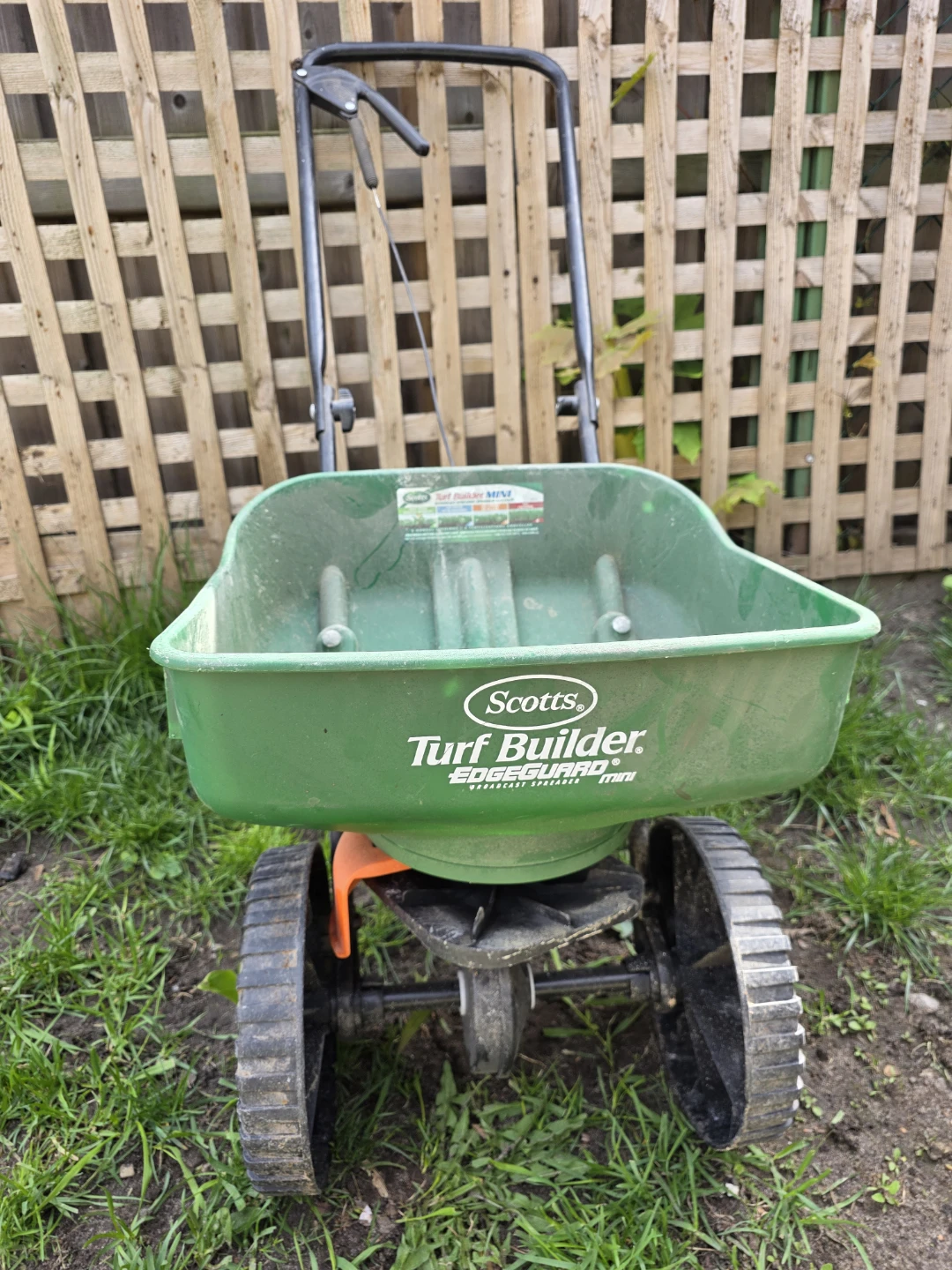 Scotts Turf Builder Lawn Spreader - photo 3