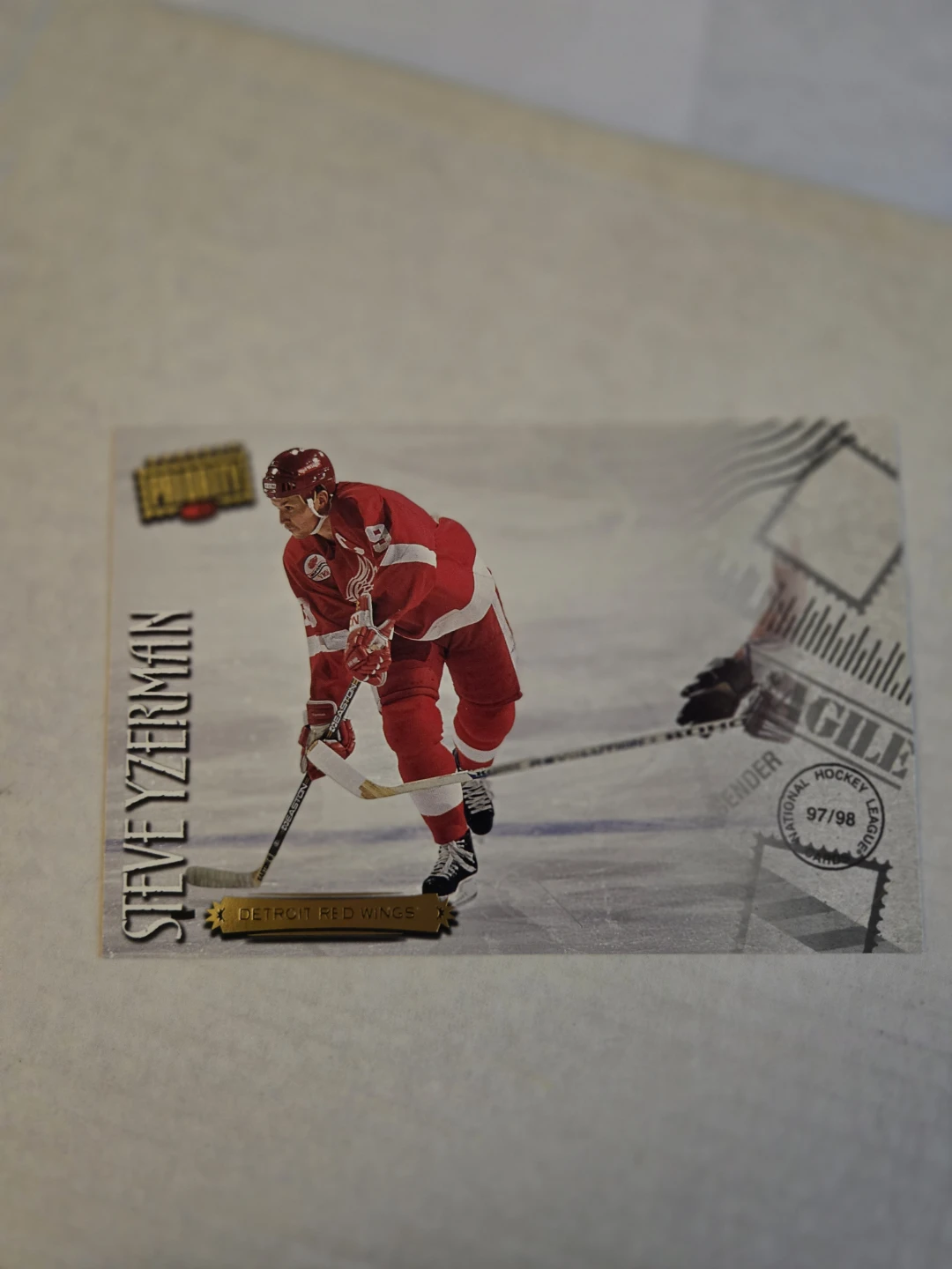 1997-98 Steve Yzerman Detroit Red Wings Hockey Card