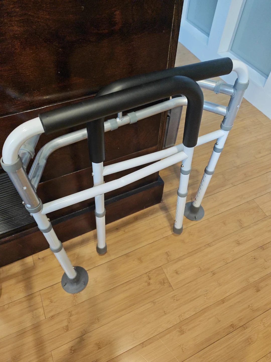 Adjustable toilet seat support - photo 3