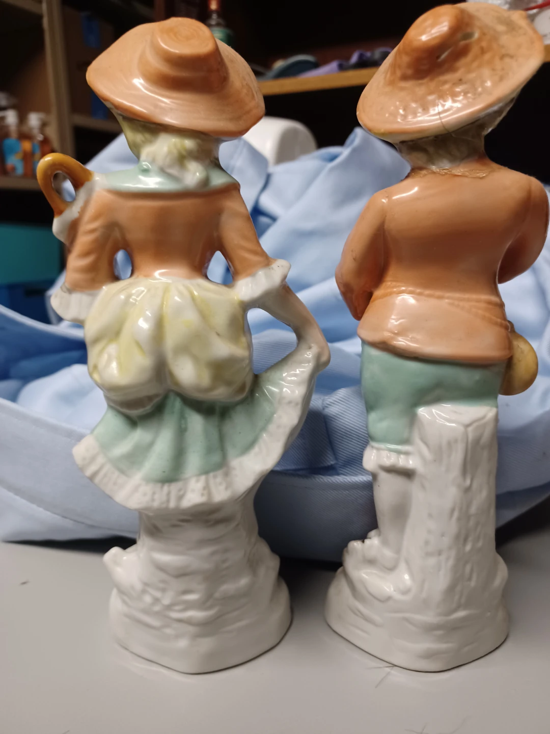 Pair of Vintage Porcelain Figurines - photo 2
