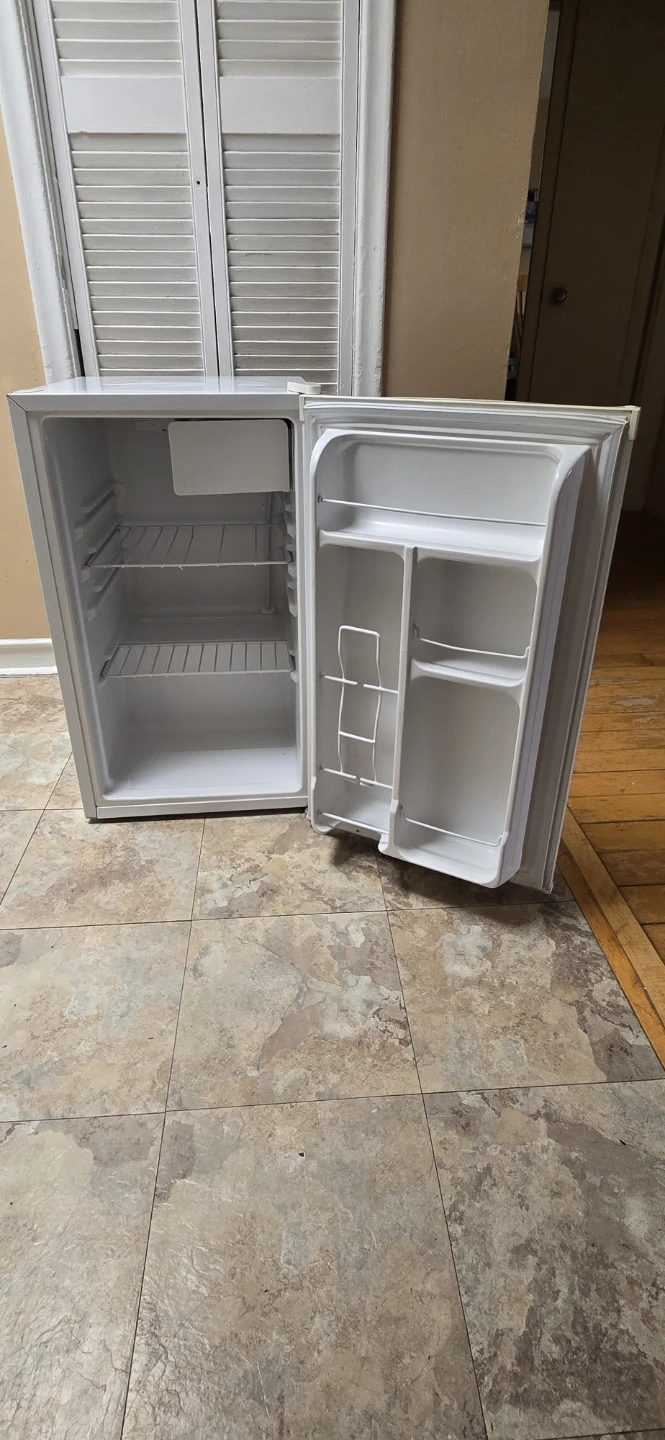 Magic Chef Mini Fridge - photo 4
