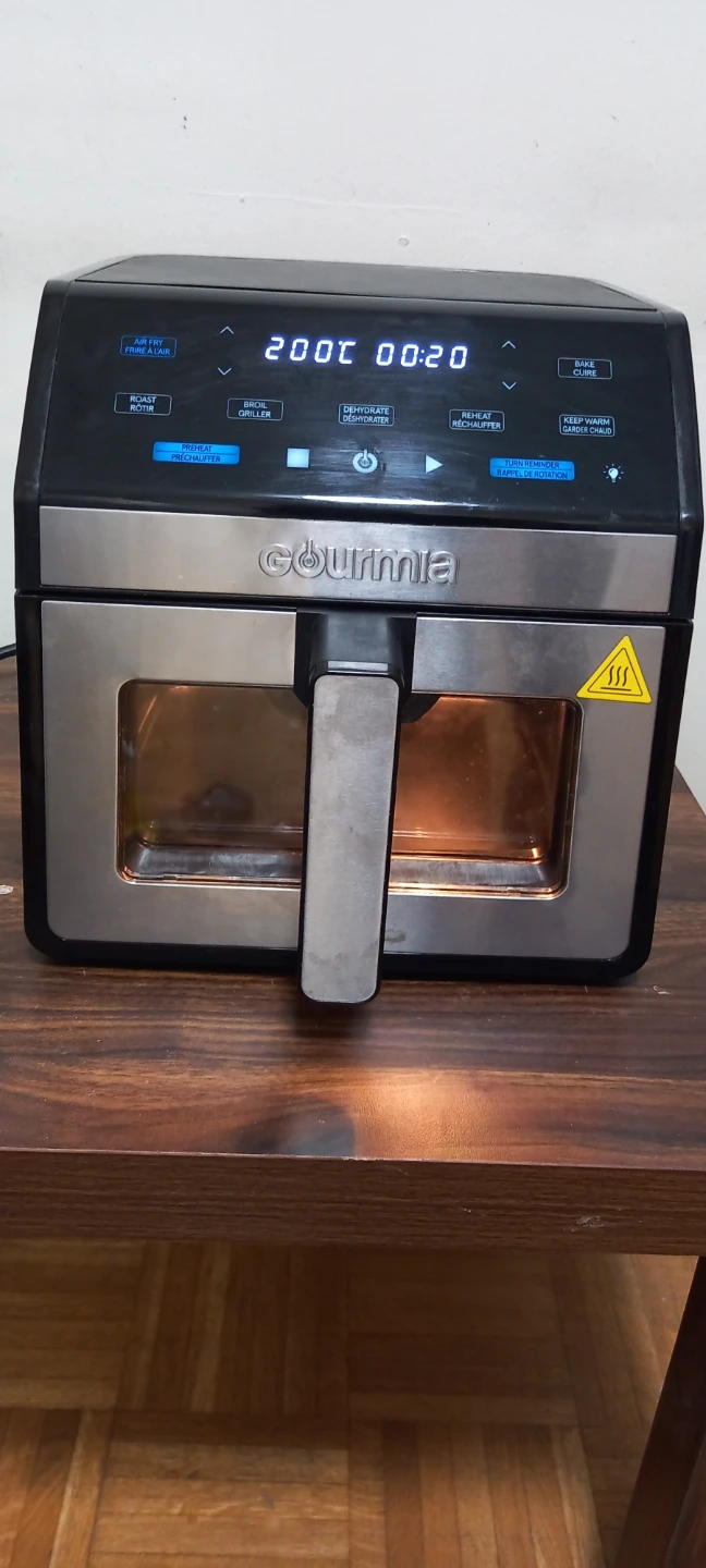 Gourmia Air Fryer with Accessories and box