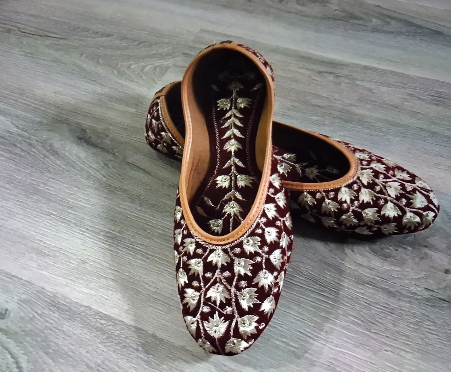 Embroidered Velvet Juttis - Maroon - photo 2