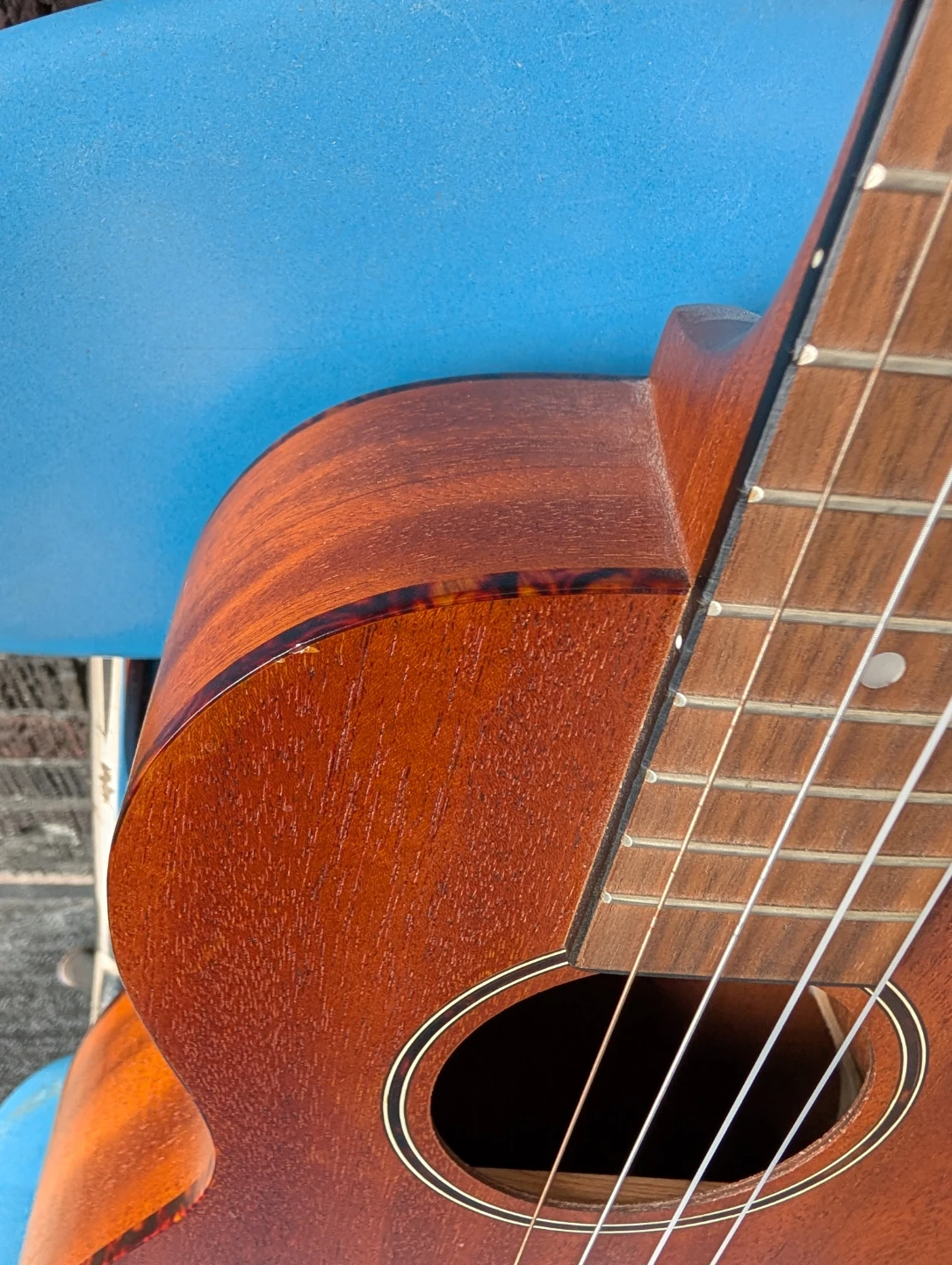 Baritone Ukulele + soft case + stand - photo 4