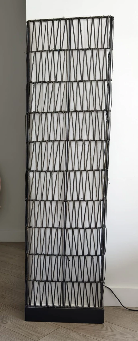 Modern Decorative Floor Lamp – Excellent Condition