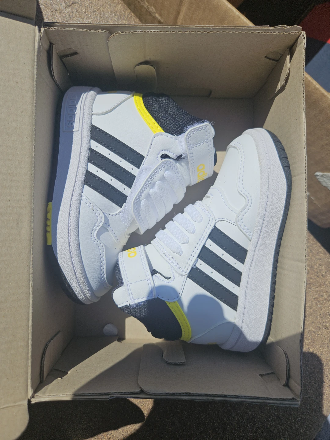 Adidas Kids White Velcro Sneakers. Size Us 6K - photo 2