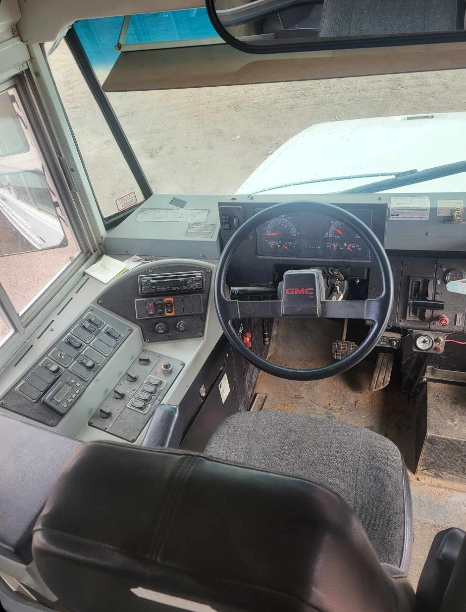 Low-KM Conversion-Ready Bus – Cat Motor & Allison Trans - photo 4