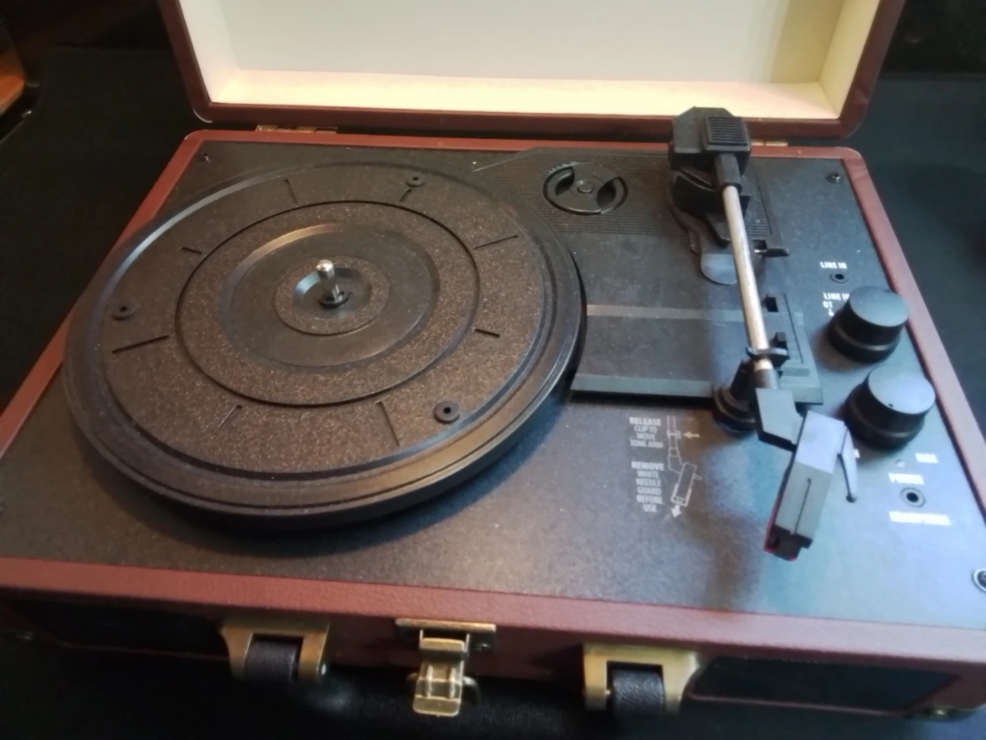 Victrola Vintage Suitcase Turntable - photo 4