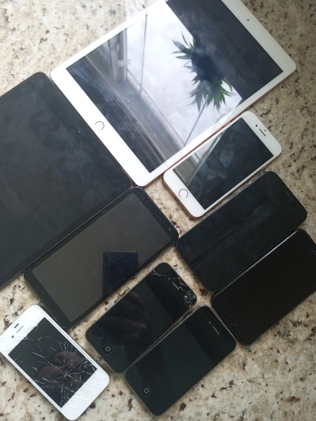 Assorted Apple iPhones and iPads parts lock mat b