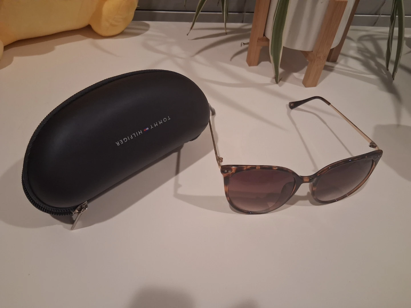 Brand new Tommy Hilfiger turtoise shell sunglassess w case OBO