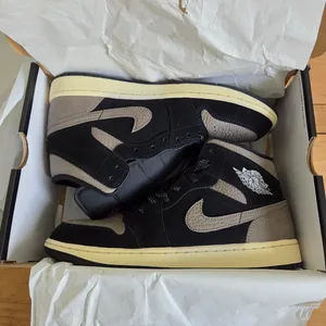 Brand New Nike Air Jordan 1 Mid SE Black/Olive Grey Mens 9