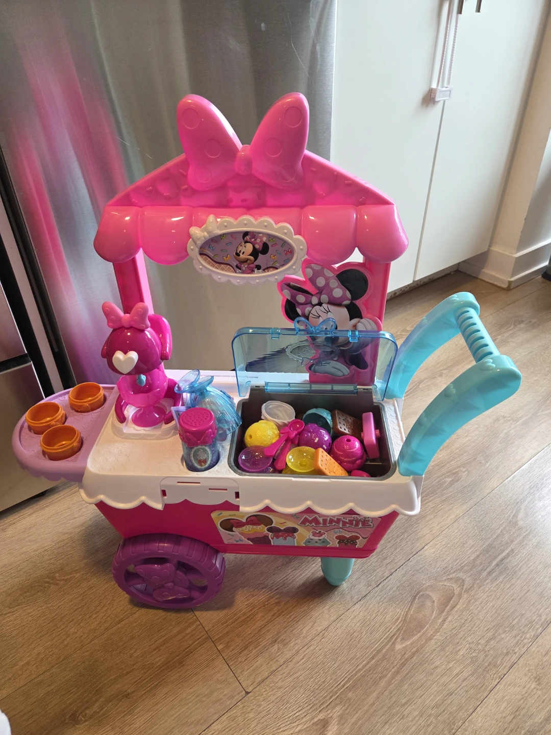 Minnie Mouse Sweets & Treats Ice Cream Cart