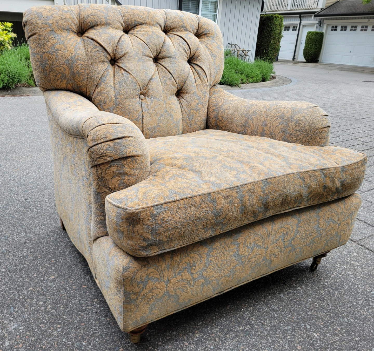 Tufted Accent Armchair / Sofa Chair.