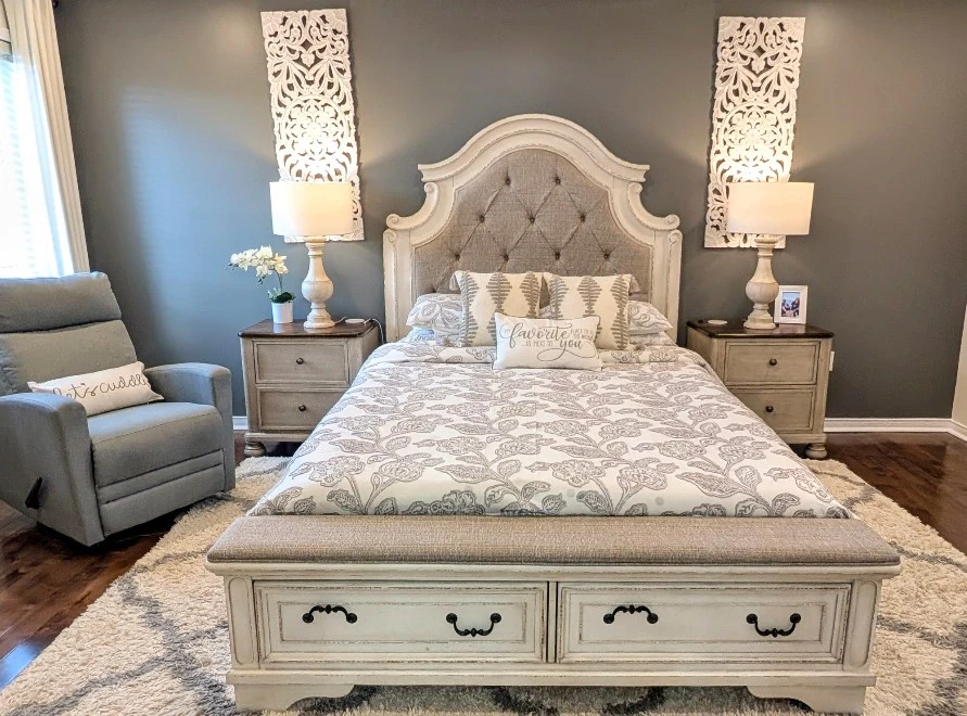 Ashley Vintage Queen Upholstered Bed