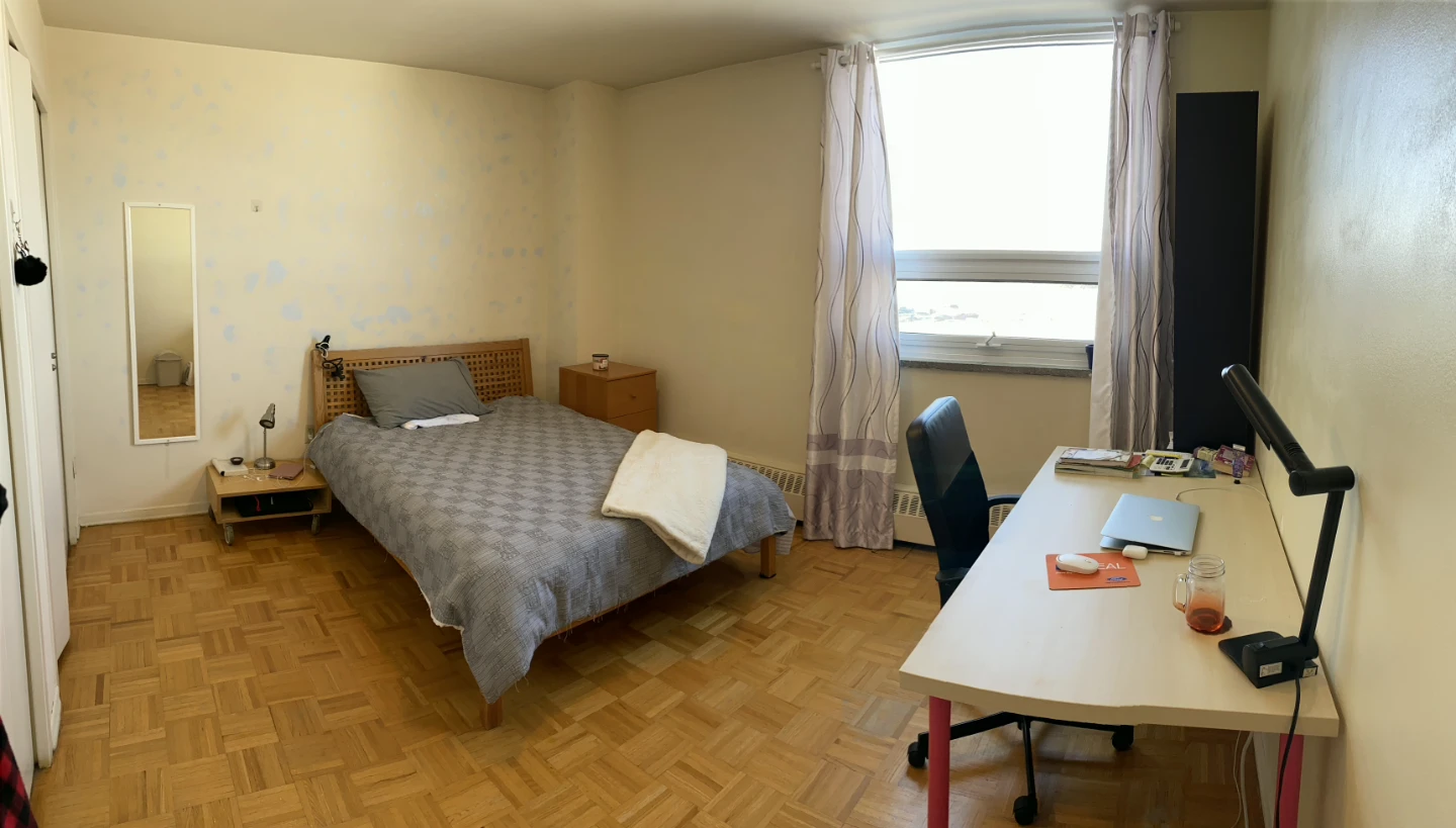 Furnished ROOM for Rent-Female-Steps from Finch subway station - photo 2